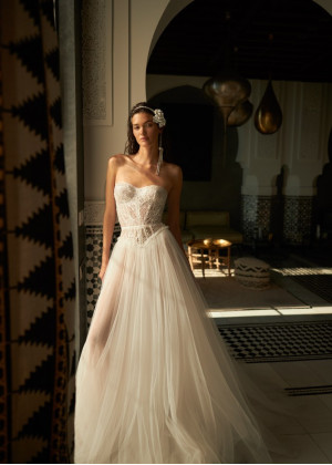 Strapless Beaded Ivory Tulle Luxurious Wedding Dress